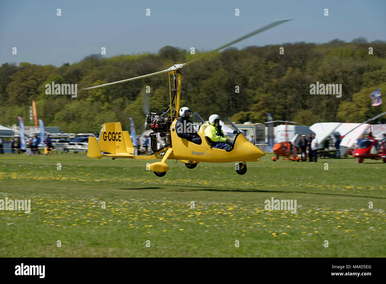 Leuchtend gelbe Magni Tragschrauber G-CGCE zieht aus Popham Flugplatz in der Nähe von Winchester in Großbritannien. Stockfoto