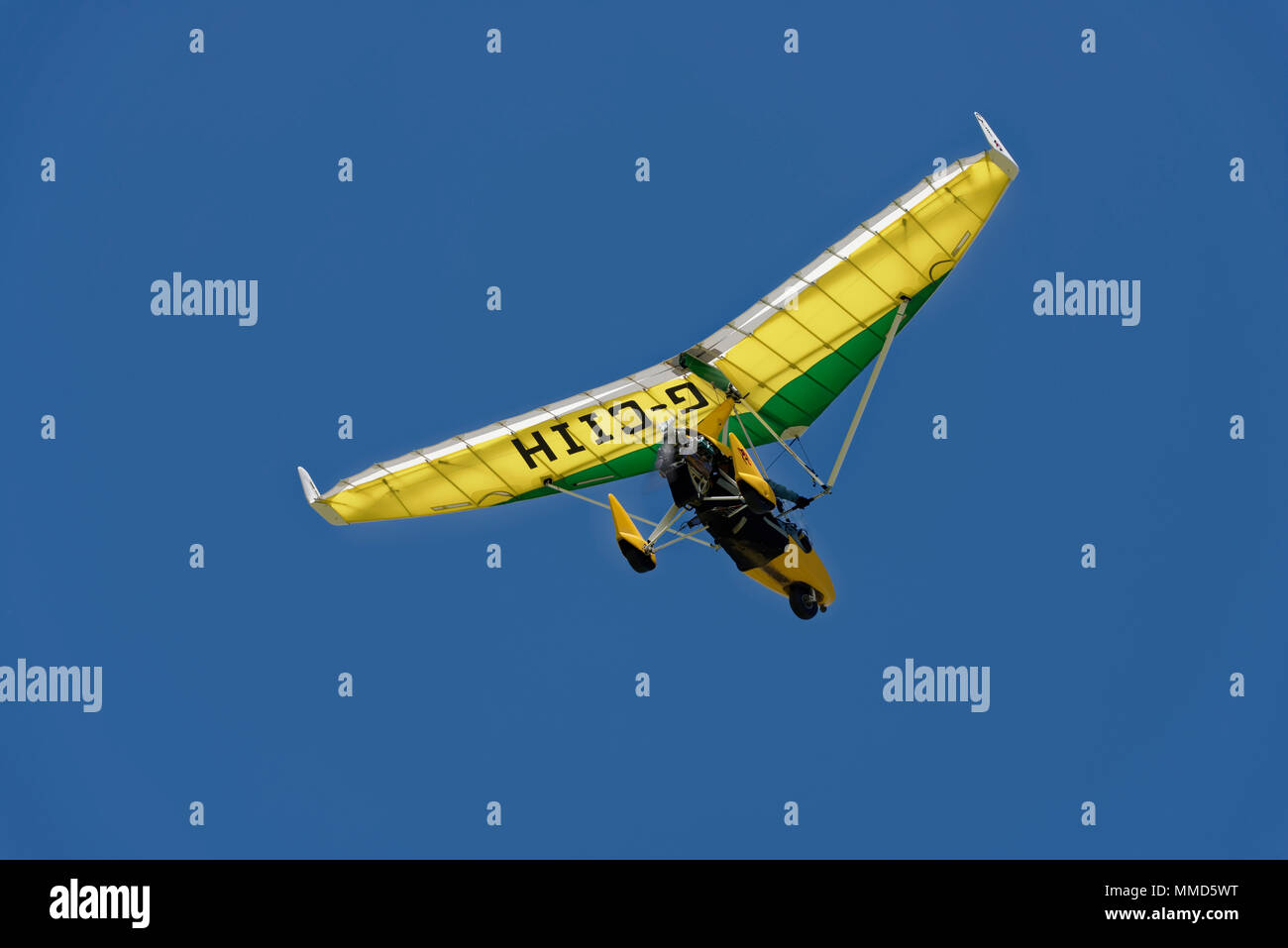 Schön gelb Quik GTR flugtaufe Ultraleichtflugzeuge fliegt über Popham Flugplatz in Hampshire UK Stockfoto