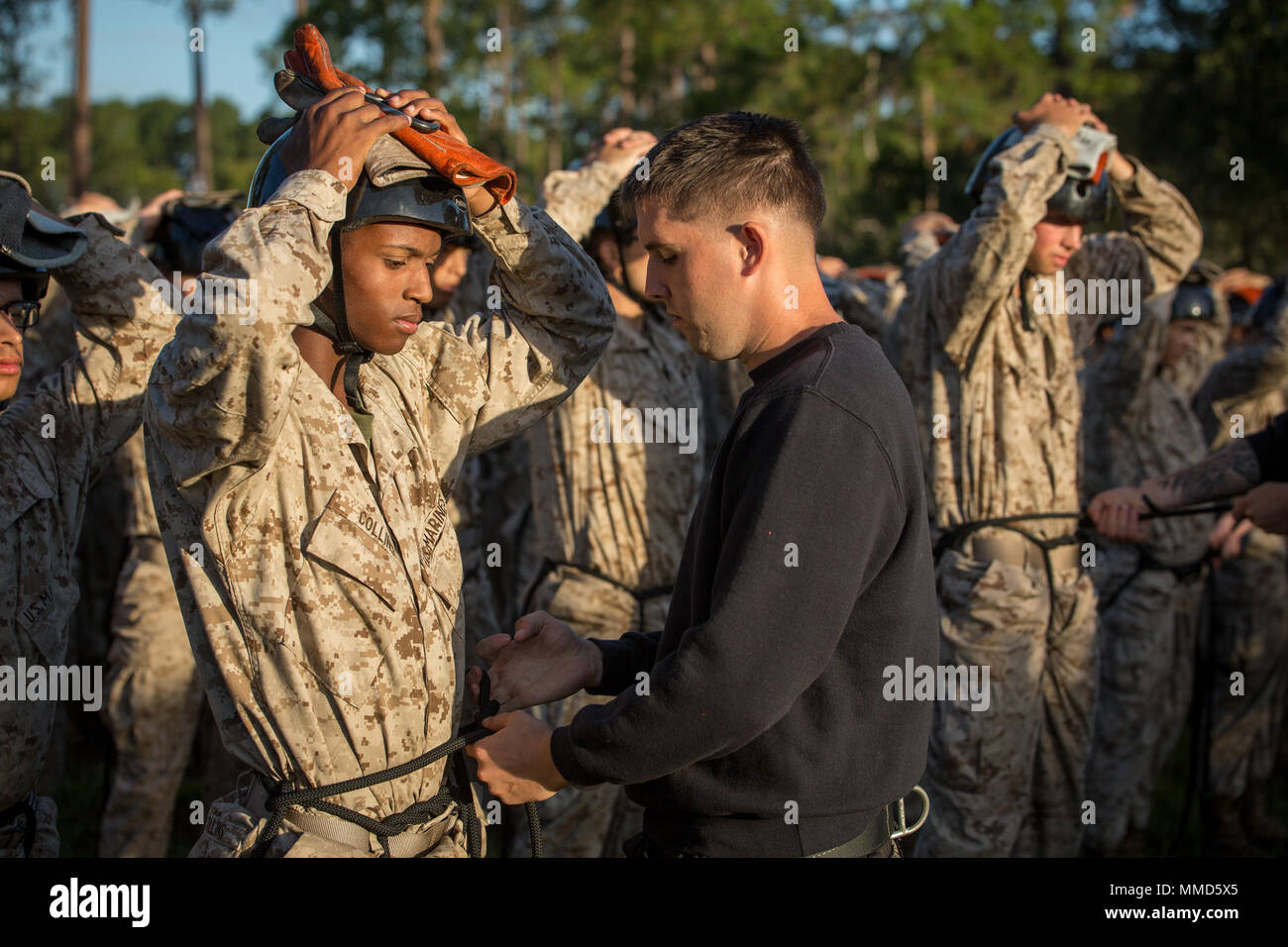 Us Marine Corps Rct. Menelik J. Collins von Platoon 2086, Hotel Company, 2. rekrutieren Ausbildung Bataillon hat seine Sicherheit Kabelbaum kontrolliert von einem Ausbilder der 4. Oktober 2017 Auf Parris Island, S.C. Rekruten, wie Collins, 18, aus Atlanta, rappel aus dem 47 m hohen Turm tragen ein Gurt, Helm und Handschuhe, Vertrauen zu gewinnen und keine Höhenangst zu überwinden. Hotel Unternehmen ist zu graduieren, Nov. 3, 2017 geplant. Parris Island ist der Aufstellungsort des Marine Corps, Ausbildung rekrutieren seit Nov. 1, 1915. Heute, rund 19.000 Rekruten kommen auf Parris Island jährlich für die Chance, Uni zu werden Stockfoto