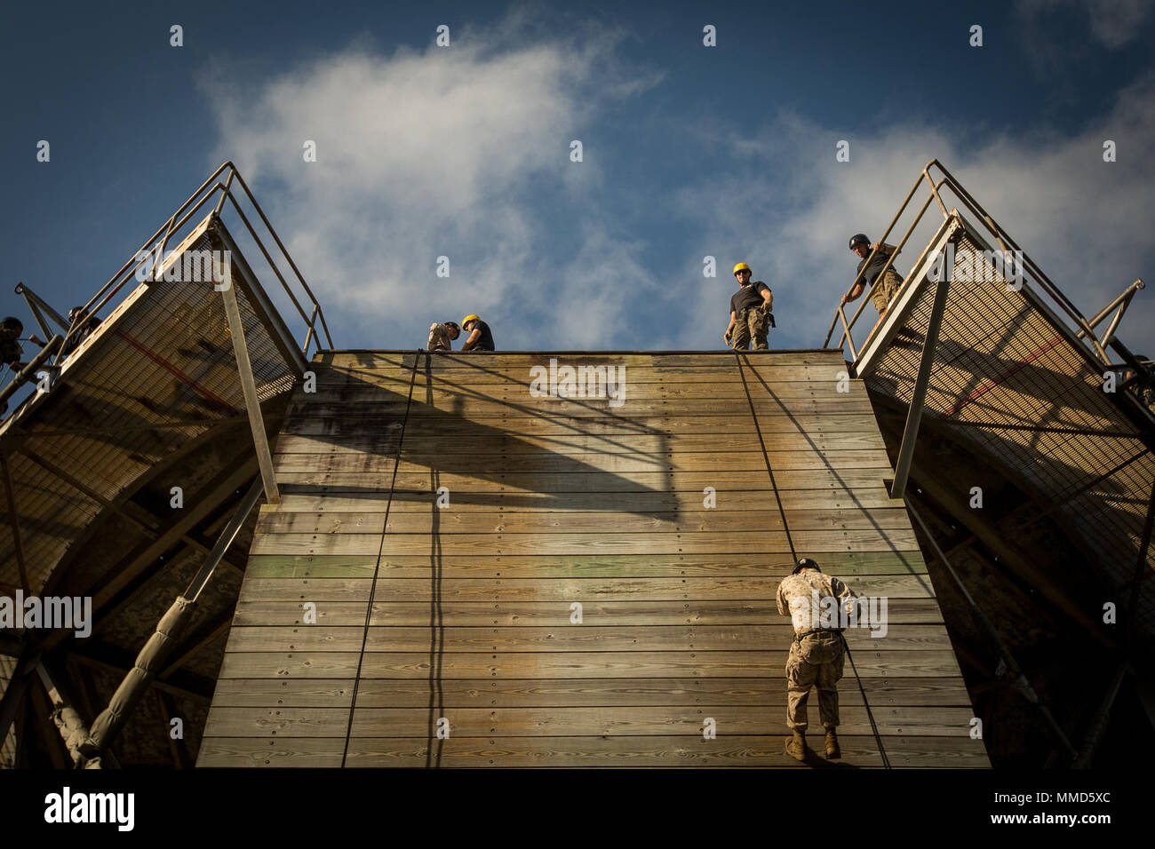 Us Marine Corps Rekruten von Hotel Company, 2. rekrutieren Ausbildung Bataillon, und Oscar Firma, 4 Recruit Training Bataillon, Praxis abseilen der 4. Oktober 2017 Auf Parris Island, S.C. Rekruten rappel aus dem 47 m hohen Turm tragen ein Gurt, Helm und Handschuhe, Vertrauen zu gewinnen und keine Höhenangst zu überwinden. Beide Unternehmen sind zu graduieren, Nov. 3, 2017 geplant. Parris Island ist der Aufstellungsort des Marine Corps, Ausbildung rekrutieren seit Nov. 1, 1915. Heute, rund 19.000 Rekruten kommen auf Parris Island jährlich für die Chance, United States Marines werden durch dauerhafte 12 Woche Stockfoto