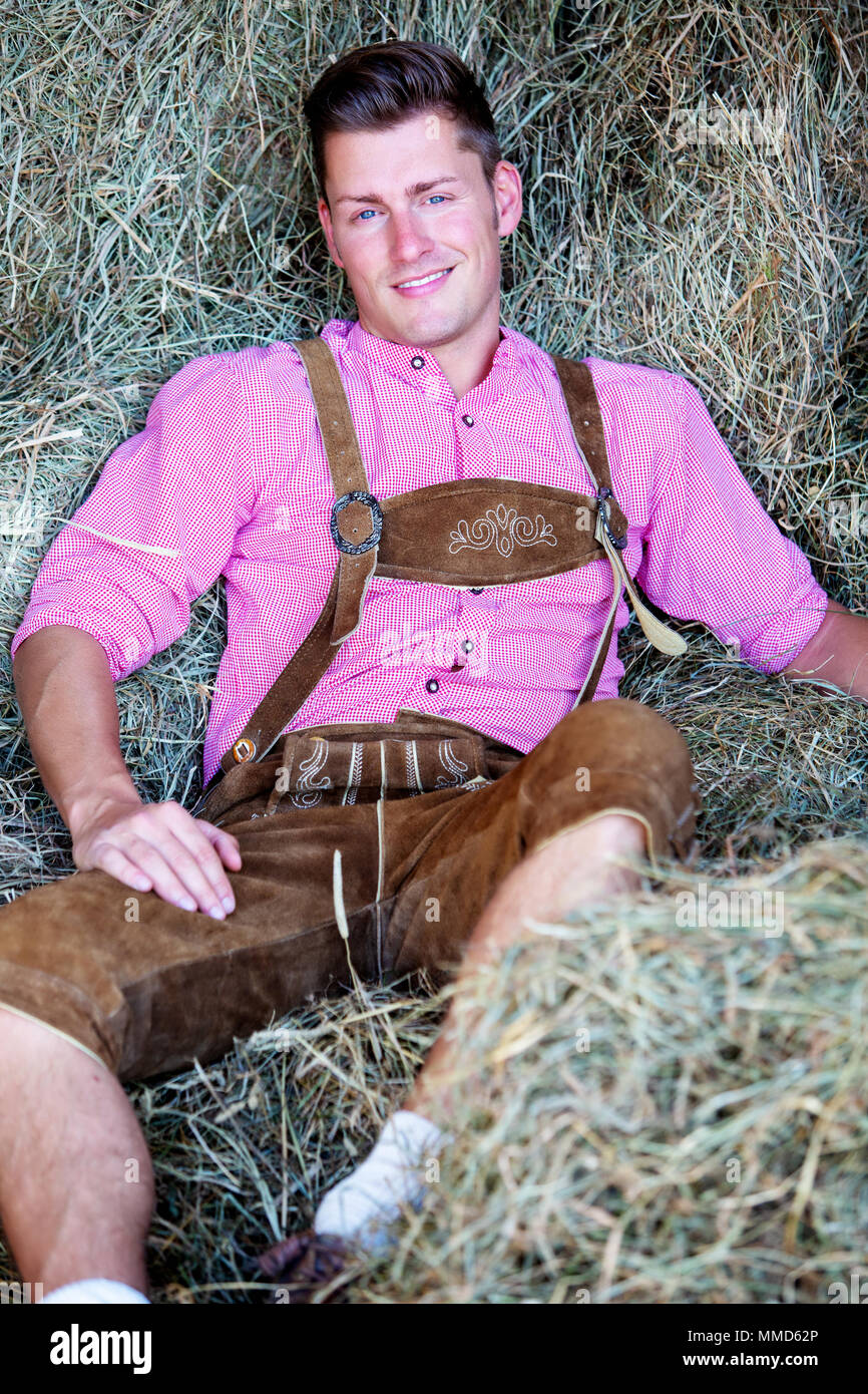 mann-lederhose-heu-fotos-und-bildmaterial-in-hoher-aufl-sung-alamy