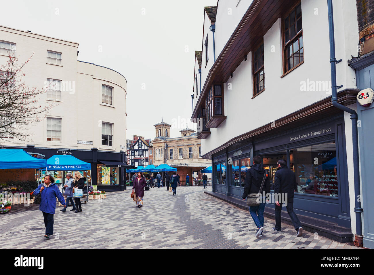 Kingston upon Thames, Großbritannien - April 2018: Kingston Marktplatz, Innenstadt mit vielen Geschäften und Kaufhäusern in alten Gebäuden Stockfoto