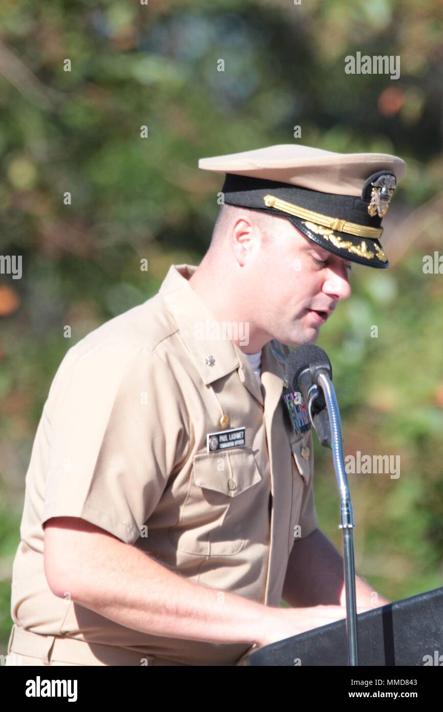 171006-N-AG 811-006 Pensacola, Fla (Okt. 2010) 6, 2017) - Cmdr. Paul D. Lashmet, kommandierender Offizier der Marine Information Operations Command (NIOC) Pensacola, liefert seinen einleitenden Bemerkungen während 30 Der Befehl geburtstag Zeremonie am Naval Air Station Pensacola-Corry Station statt. NIOC Pensacola ist eine untergeordnete Befehl der US-Flotte Cyber Command und umfasst die Task Group 103 des US-amerikanischen 10-Flotte. (U.S. Marine Foto von Cryptologic Techniker (Netzwerke) 1. Klasse Mark Jansson/Freigegeben) Stockfoto