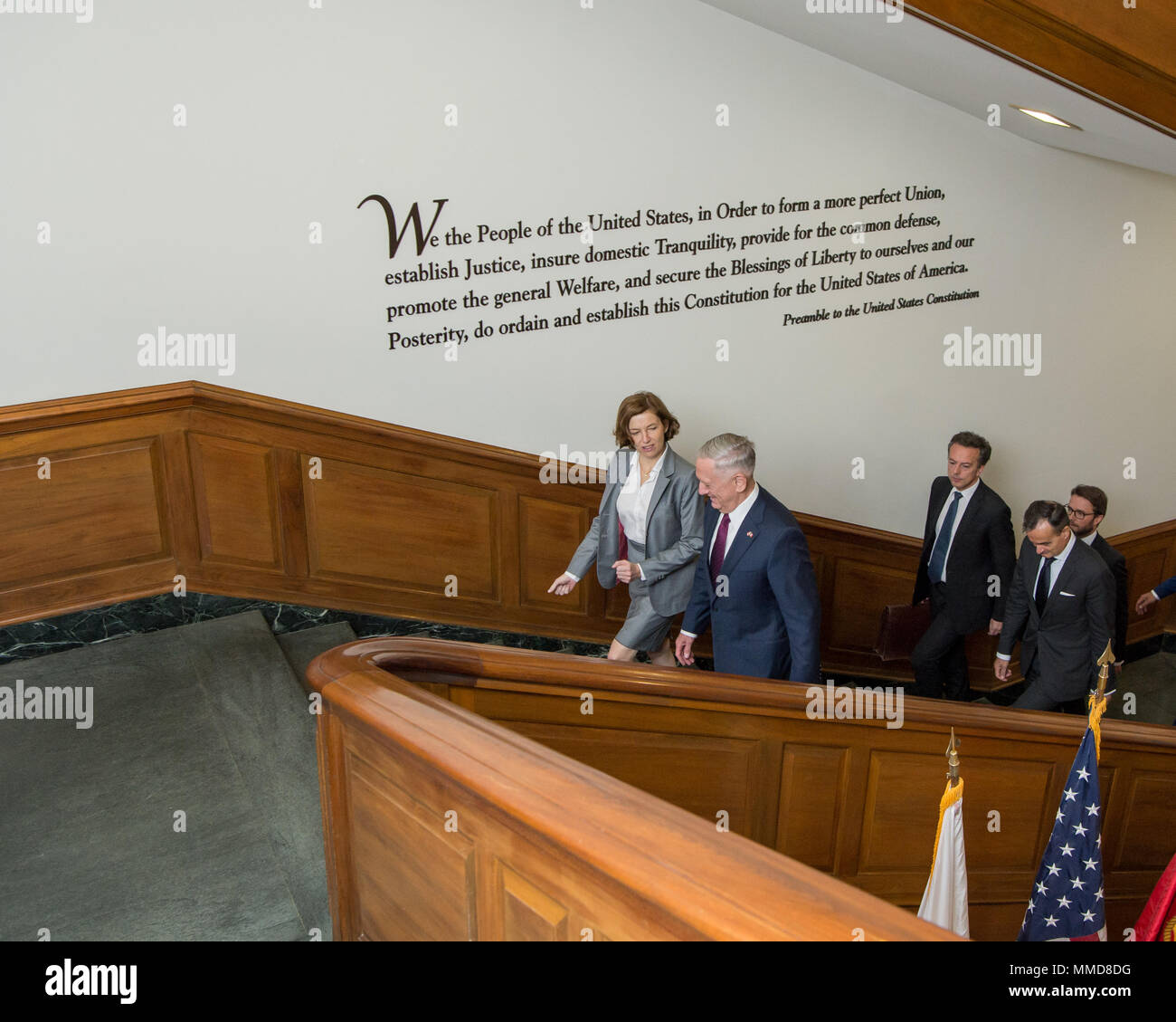 Verteidigungsminister Jim Mattis trifft sich mit Florence Parly, die französische Ministerin für Verteidigung, auf das Pentagon in Washington, D.C., Oktober 20, 2017. (DOD Foto von US Air Force Staff Sgt. Jette Carr) Stockfoto