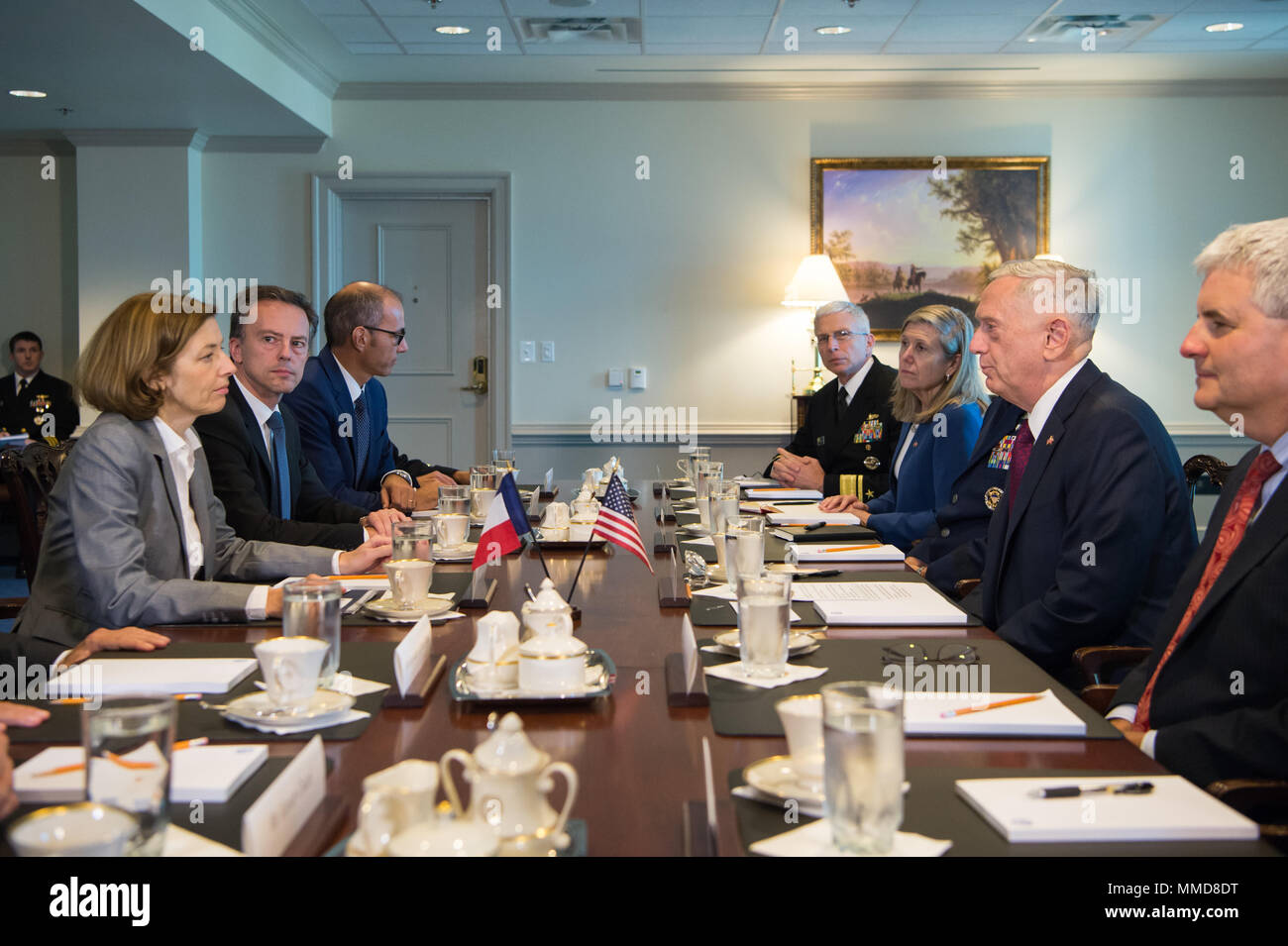 Verteidigungsminister Jim Mattis trifft sich mit Florence Parly, die französische Ministerin für Verteidigung, auf das Pentagon in Washington, D.C., Oktober 20, 2017. (DOD Foto von US Air Force Staff Sgt. Jette Carr) Stockfoto