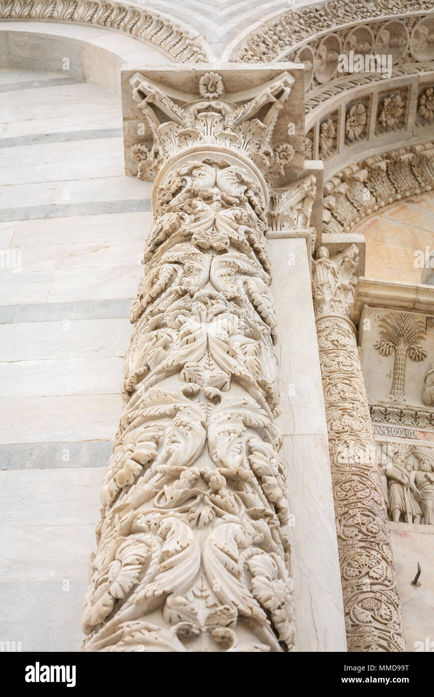 Kunst - Details auf der Pisa Baptisterium von St. John, Römisch-katholischen kirchlichen Gebäude in Pisa, Italien. Stockfoto