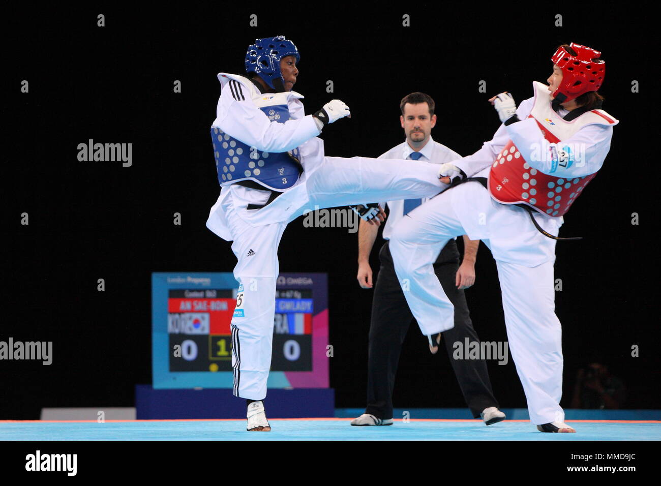 Sae Bom Ein von Korea vs Gwladys Epangue Frankreichs konkurrieren in + 67-kg-Klasse der Frauen während der Olympischen Spiele 2012 in London bereitet Test Event am ExCel Arena, London, 4. Dezember 2011 Stockfoto