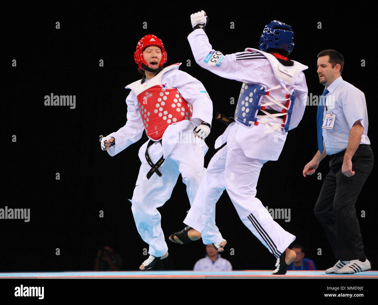 Sae Bom Ein von Korea vs Gwladys Epangue Frankreichs konkurrieren in + 67-kg-Klasse der Frauen während der Olympischen Spiele 2012 in London bereitet Test Event am ExCel Arena, London, 4. Dezember 2011 Stockfoto