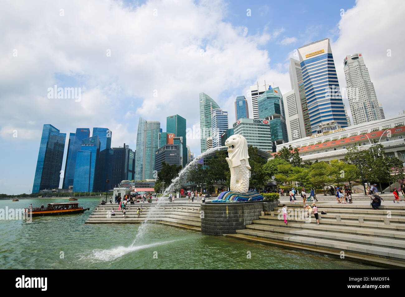 Der Merlion, inoffiziellen Maskottchen von Singapur, halb Fisch, halb Löwe, an der Marina Bay und die Skyline von Singapur im Hintergrund. Stockfoto