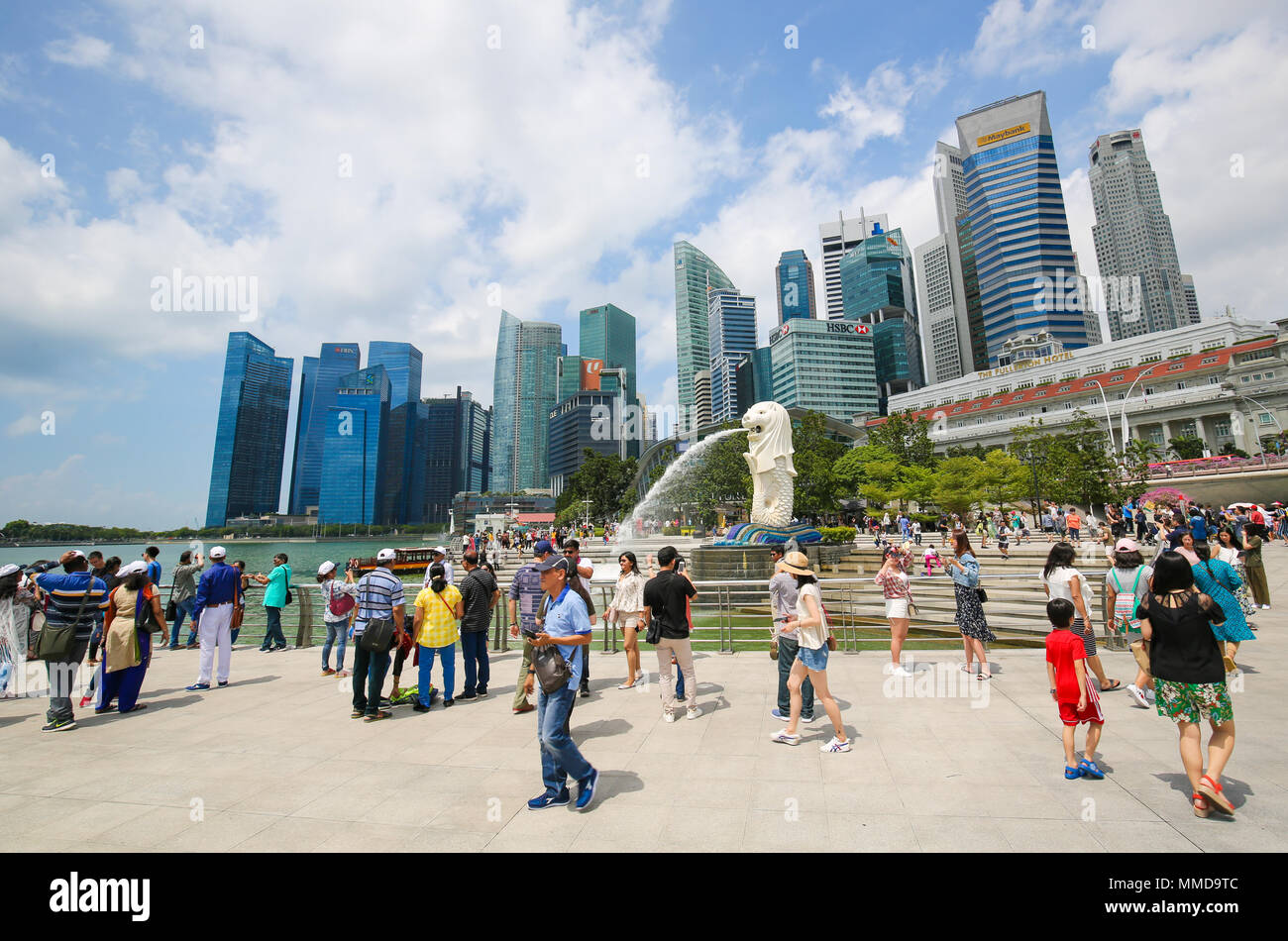 Der Merlion, inoffiziellen Maskottchen von Singapur, halb Fisch, halb Löwe, an der Marina Bay und die Skyline von Singapur im Hintergrund. Stockfoto