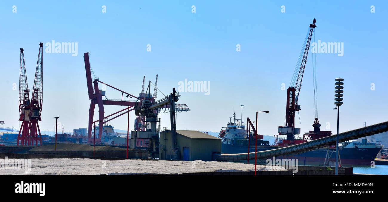 Industrielle Landschaft mit Kränen, Schiffe bei Bulk Handling Terminal, dockside Avonmouth Docks, Bristol, Großbritannien Stockfoto