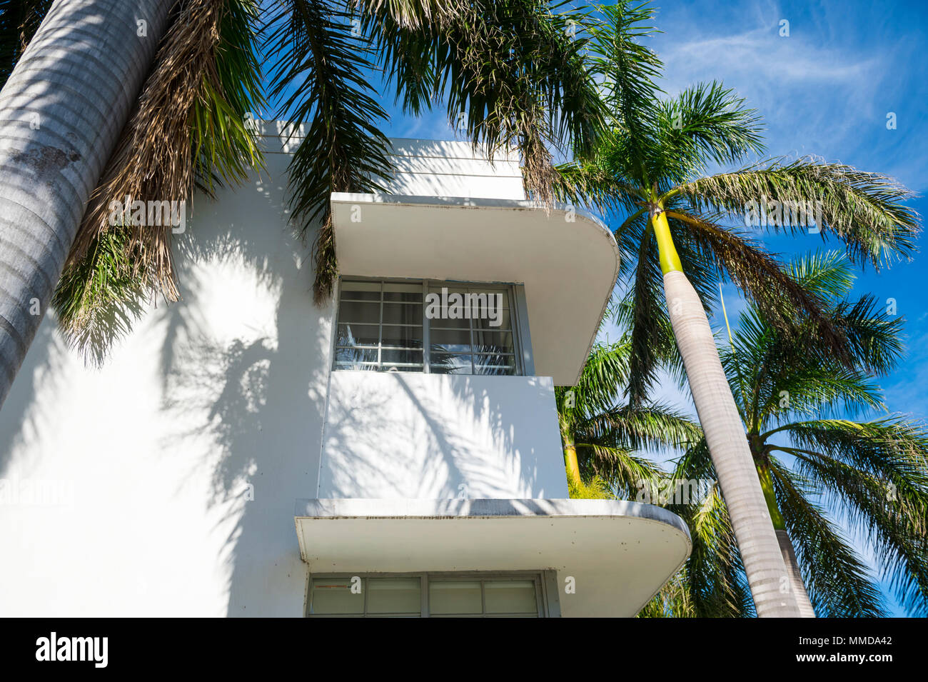 Detail der typischen Art Deco Architektur mit Palmen und blauem Himmel in South Beach, Miami, Florida Stockfoto