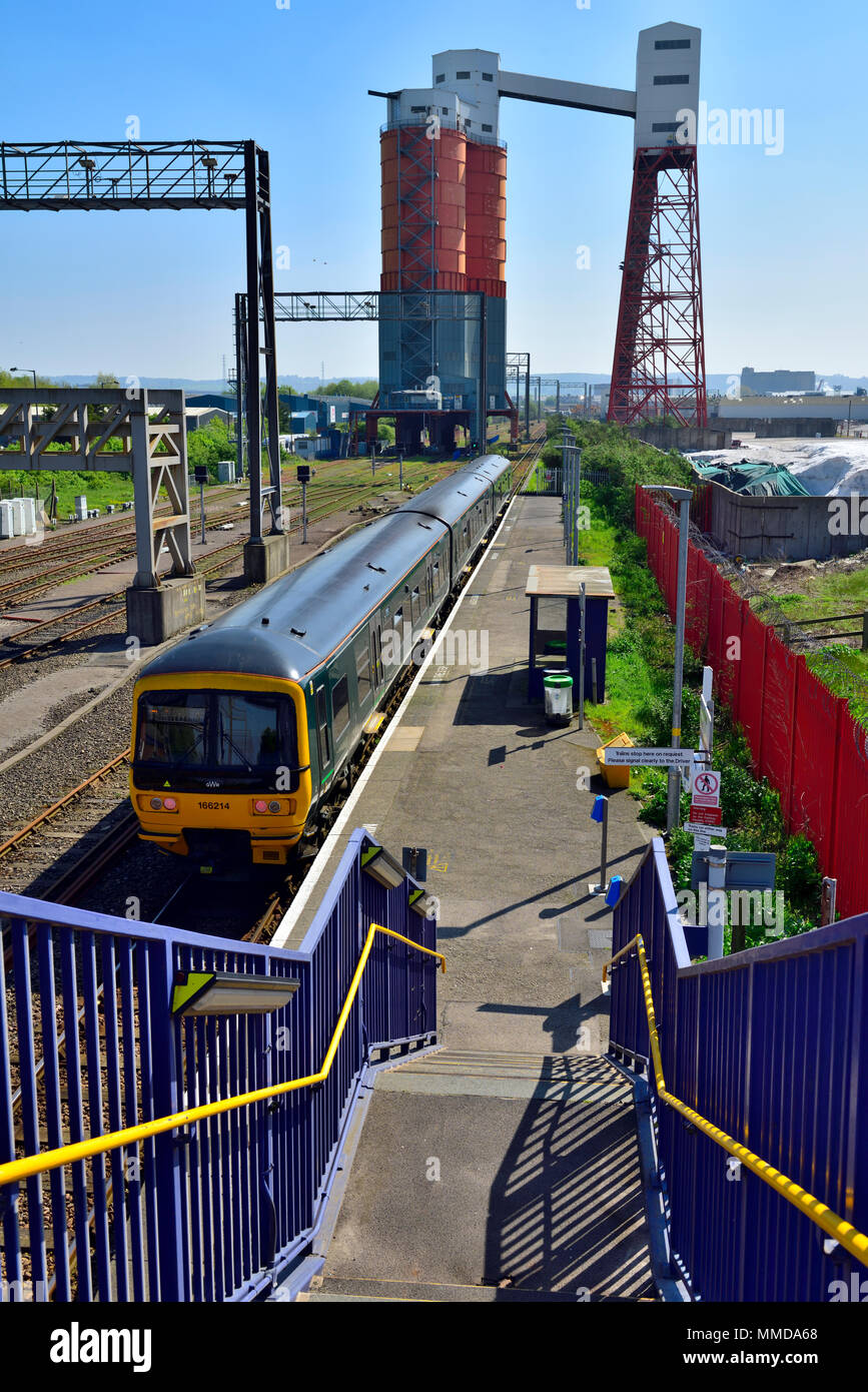 Avonmouth Passagier Bahnhof mit dem Zug, im Hintergrund bulk Kohle Handhabung Silos. Avonmouth Docks, Bristol, Großbritannien Stockfoto