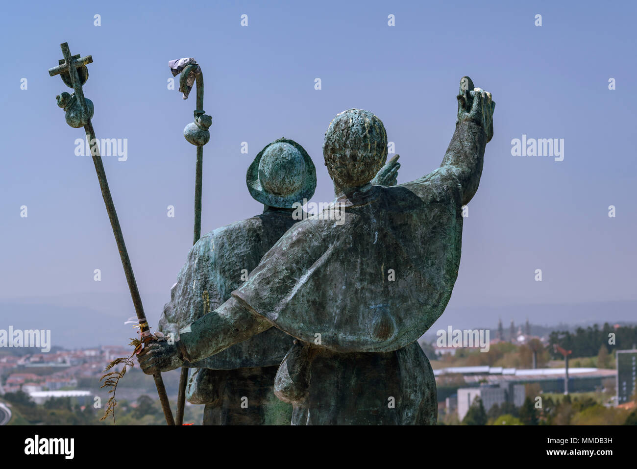 Skulptur von zwei Pilger gerne sehen, Santiago De Compostela von der Monte Do Gozo am Ende von The Way of St. James Stockfoto