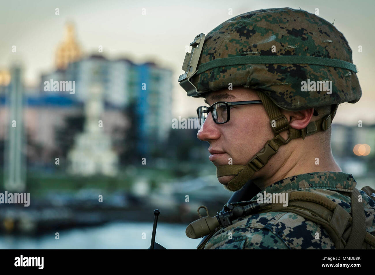 Georgien (17. März 2018) Marine Corps Lance Cpl. Jakob Godwin, ein Eingeborener von Portland, Anschl. und eine Infanterie Marine zum Fuchs Firma, Bataillon Landung Team, 2.BATAILLON, 6 Marine Regiment, 26 Marine Expeditionary Unit, steht sie an Bord der Harpers Ferry-Klasse dock Landung Schiff USS Oak Hill (LSD 51), wie das Schiff Ansätze Batumi, Georgien für einen Hafen besuchen. Oak Hill, in Virginia Beach, Virginia portiert, und der 26. MEU leiten Marineoperationen im 6 Bereich der Flotte von Operationen. (U.S. Marine Corps Stockfoto