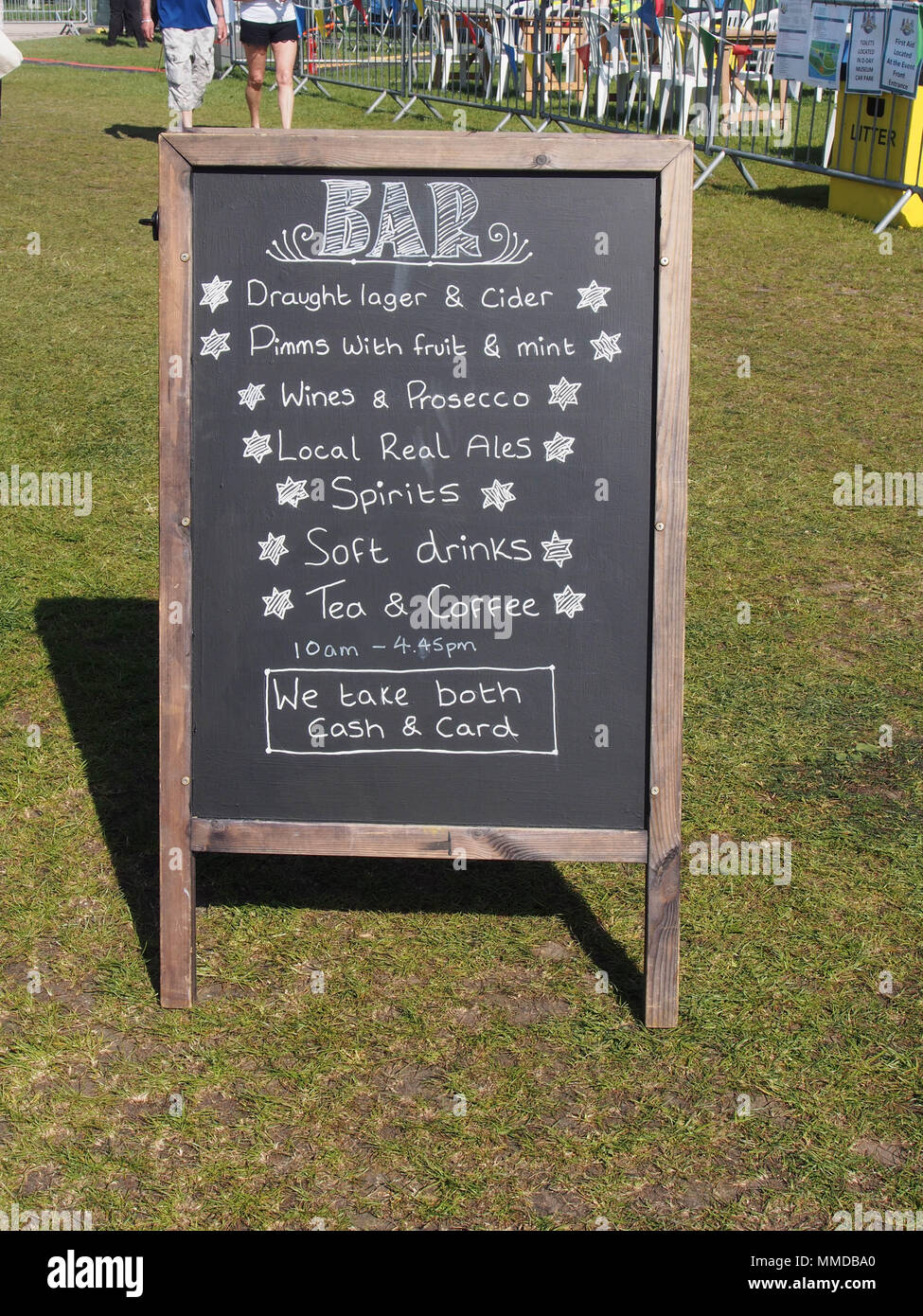 Ein Chalk board Werbung eine Bar bei einer öffentlichen Veranstaltung Stockfoto