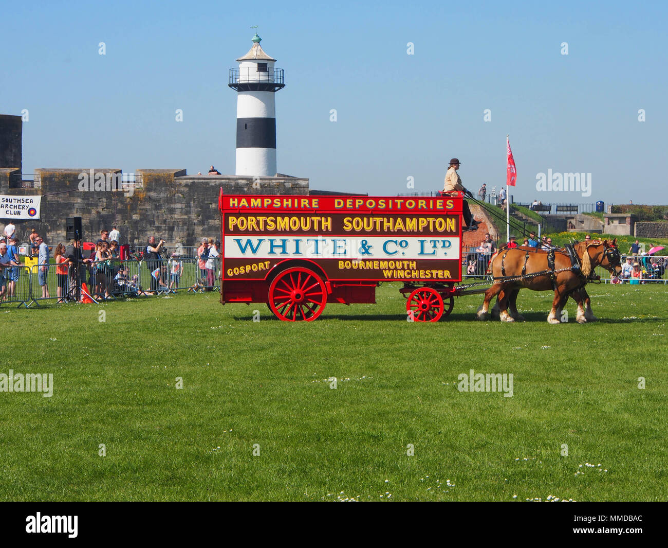 Eine von Pferden gezogene crriage zeigt in den ländlichen und am Meer in Southsea, Portsmouth, England. Stockfoto