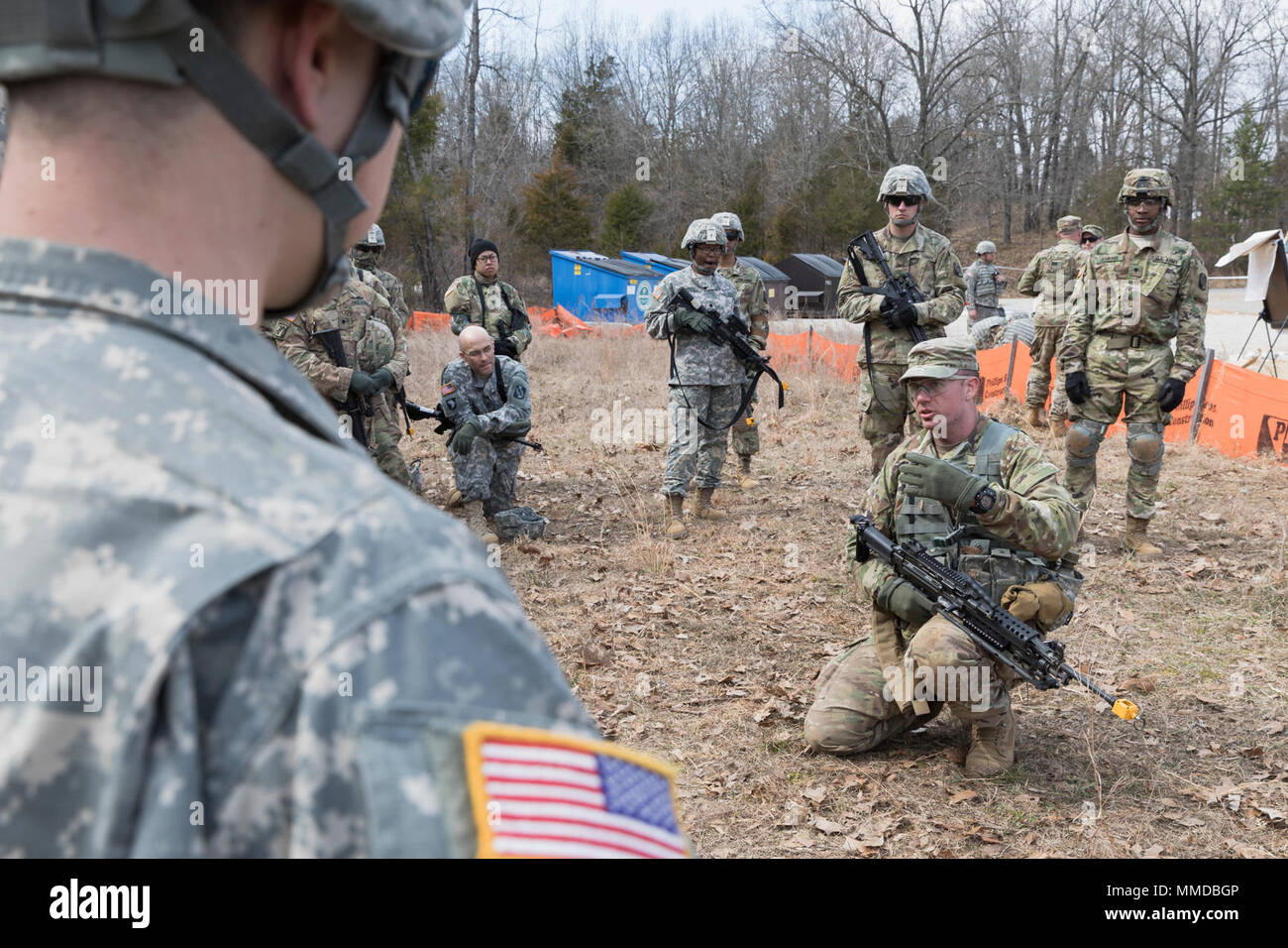 Us-Armee Soldat Sgt. Cory Moore, von den 450 zivilen Angelegenheiten Bataillon, lehrt der taktischen Bewegung Training zu den Soldaten der 982Nd Signal Company (Bekämpfung der Kamera) (Airborne), während die Combat Support Training (CSTX) in Fort Knox, Kentucky, 18. März 2018 abgebaut. CSTX 78-18-03 ist ein Kampf Support Training übung, die sicherstellt, dass America's Army Reserve Einheiten und Soldaten ausgebildet sind und bereit, auf kurze bereitstellen - Bekanntmachung und fähig, Bekämpfung bereit, und tödlichen Feuerkraft zur Unterstützung der Armee und unsere gemeinsamen Partner überall in der Welt. (U.S. Armee Stockfoto