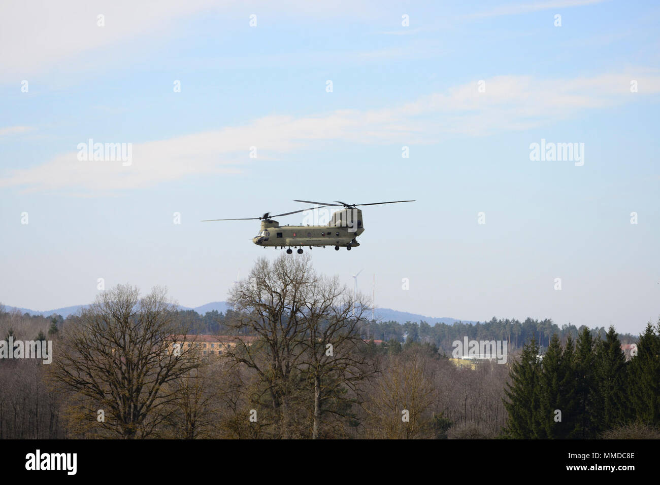 Grafenwöhr, Deutschland - An einem kalten und windigen Nachmittag, eine CH-47 Chinook Hubschrauber auf das erste Bataillon zugeordnet, 3 Aviation Regiment, 12 Combat Aviation Brigade unterstützt Unternehmen, 2.BATAILLON, 503Rd Infanterie Regiment, 173Rd Airborne Brigade während einem Platoon Level Live Fire Übung an der 7th Army Training Befehl Grafenwöhr Training Area, Deutschland, 20. März 2018. (U.S. Armee Stockfoto