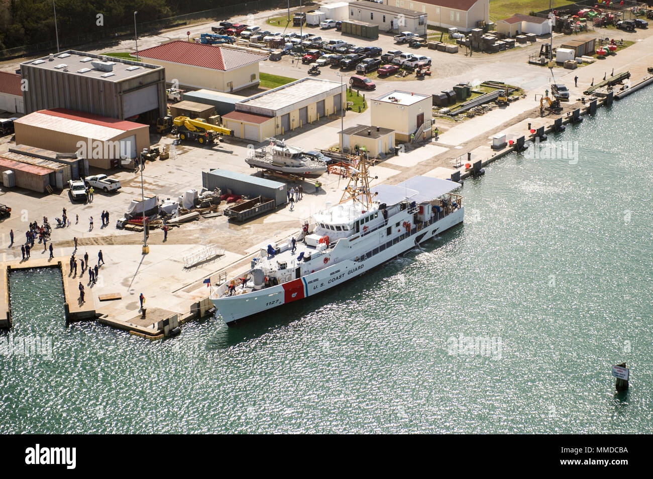 Die Familien der Mitglieder der Besatzung an Bord der Coast Guard Cutter Richard Snyder warten die Crew home bei Coast Guard Sektor Field Office Fort Macon in Atlantic Beach, North Carolina, 20. März 2018 begrüßen zu dürfen. Die Richard Snyder Besatzung empfangen die Cutter in Key West im Februar 2018 durchgeführt, Meer Versuche, dann das Schiff auf seinen neuen Heimathafen in Atlantic Beach gesegelt. (U.S. Küstenwache Stockfoto