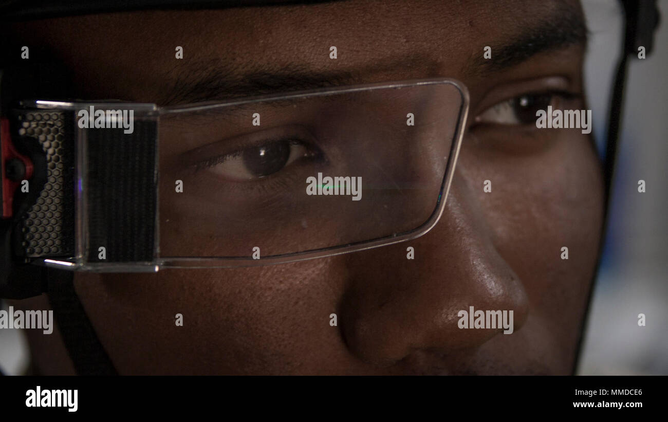 Us Marine Corps Lance Cpl. Rockwell Collins, ein infanterist mit 3.BATAILLON, 4. Marine Regiment, 1st Marine Division, trägt ein Rockwell Collins Soldat Head-Up Display (HUD) während der Städtischen moderner Marinetechnik Übung 2018 (ANTX 18) Marine Corps Base Camp Pendleton, Kalifornien, 20. März 2018. Die Marines testen Technologien der nächsten Generation die Möglichkeit, den betrieblichen Nutzen von neuen Technologien und Innovationen im Maschinenbau, die Überlebensfähigkeit der Marine, die Letalität und Konnektivität in komplexen urbanen Umgebungen verbessern, beurteilen können. (U.S. Marine Corps Stockfoto