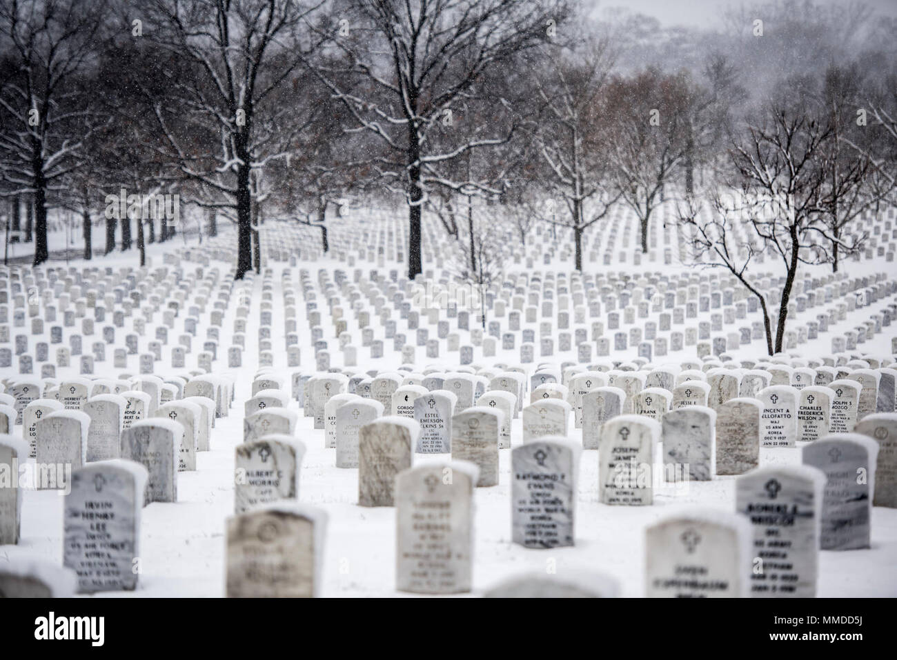 Schnee fällt in Abschnitt 60 von Arlington National Cemetery, Arlington, Virginia, 21. März 2018. Dies war der zweite Tag der Frühling, wenn ein Schneesturm die National Capital Region getroffen. (U.S. Armee Stockfoto