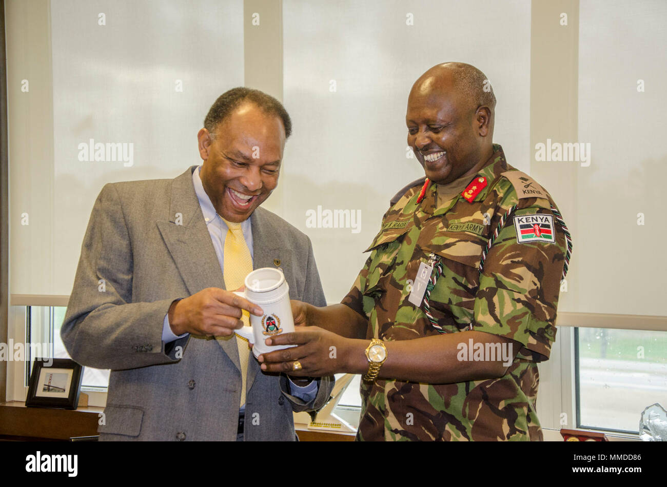 Security Assistance Command Executive Director Robert L. Moore, akzeptiert ein Geschenk an den Befehl von der kenianischen Streitkräfte" Generalmajor Walter Raria. Stockfoto