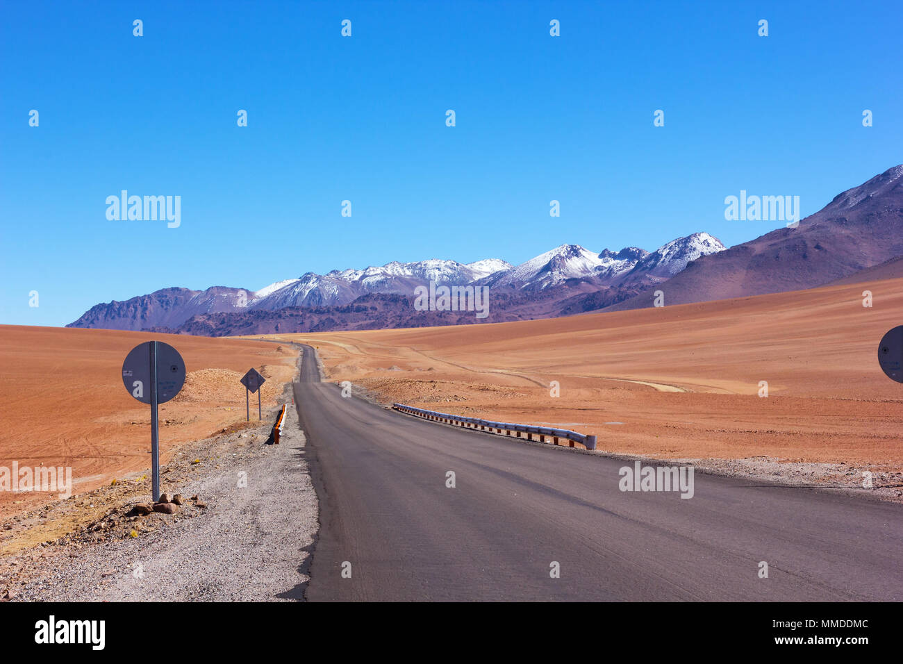 Ein langer Weg durch die Atacama-Wüste in Chile. Sandige und felsige Landschaft in grosser Höhe in den frühen Morgen. Stockfoto