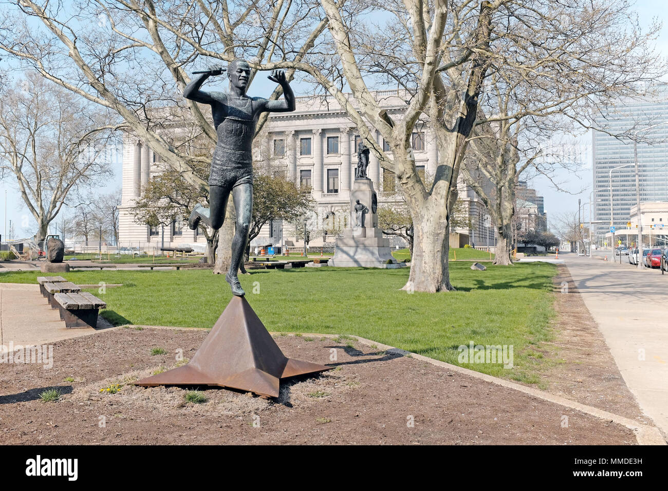Eine bronzene Denkmal Statue von Olympiasieger Jesse Owens, Held der Berliner Olympischen Spiele von 1936, steht für Washington Park in der Innenstadt von Cleveland, Ohio. Stockfoto