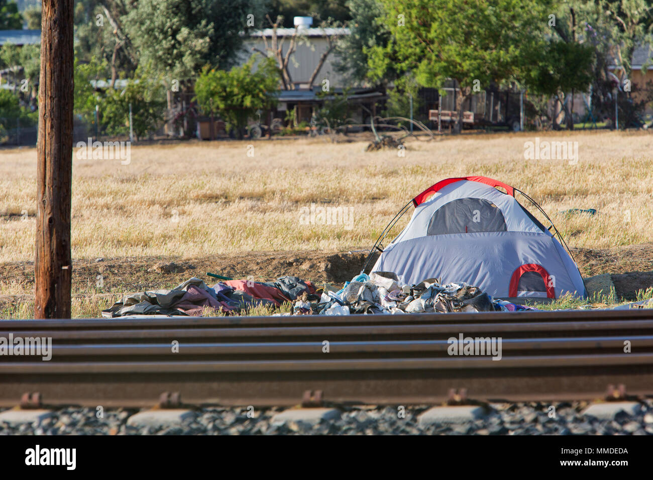 Obdachlose Zelt & persönliche Sachen, entlang der Eisenbahngleise. Stockfoto