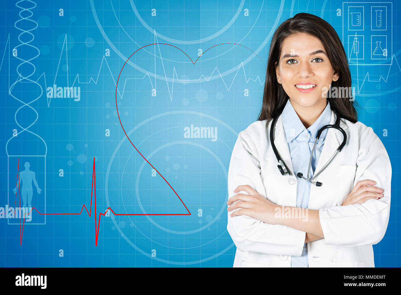 Ein weiblicher Arzt prüfen X-Ray-Bericht, in dem sie Stockfoto