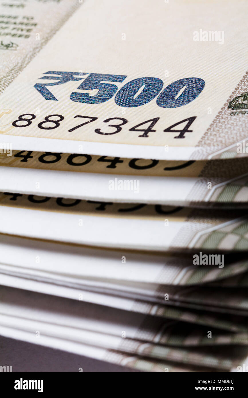 Geld Konzept - Gestaltung von neuen indischen Währung Rupie Two-Thousand Banknoten Anzahl Stockfoto