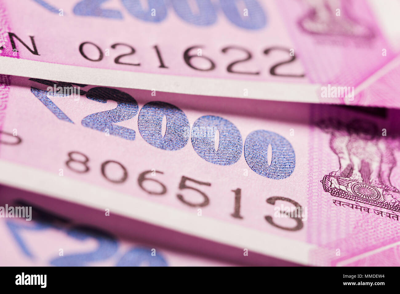 Vermittlung von neuen indischen 2000 Rupien Banknote Anzahl niemand Geld Konzept - Stockfoto