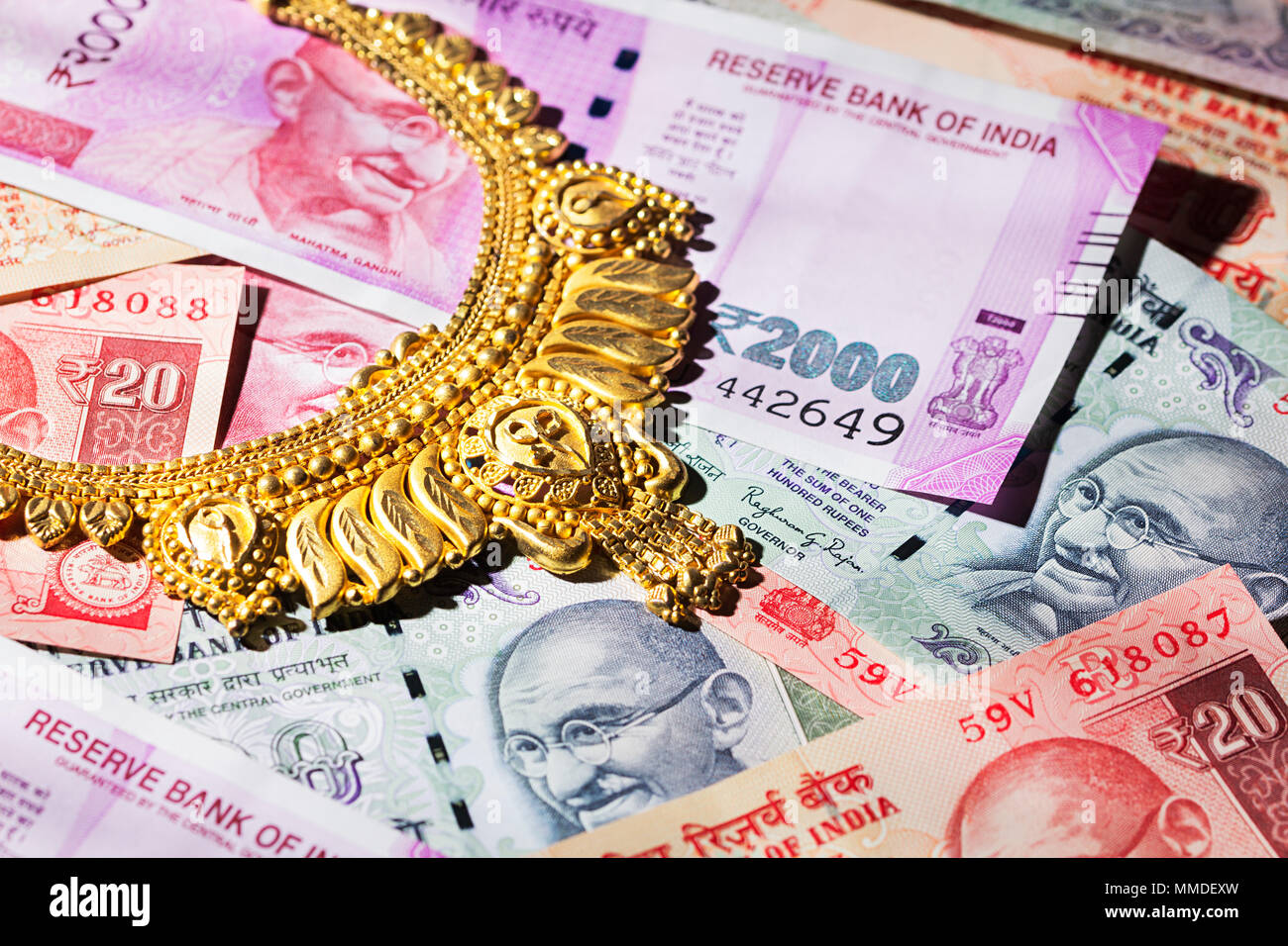 Indische Gold Schmuck mit der Indischen Rupie Banknoten Geld Geld-Konzept Stockfoto