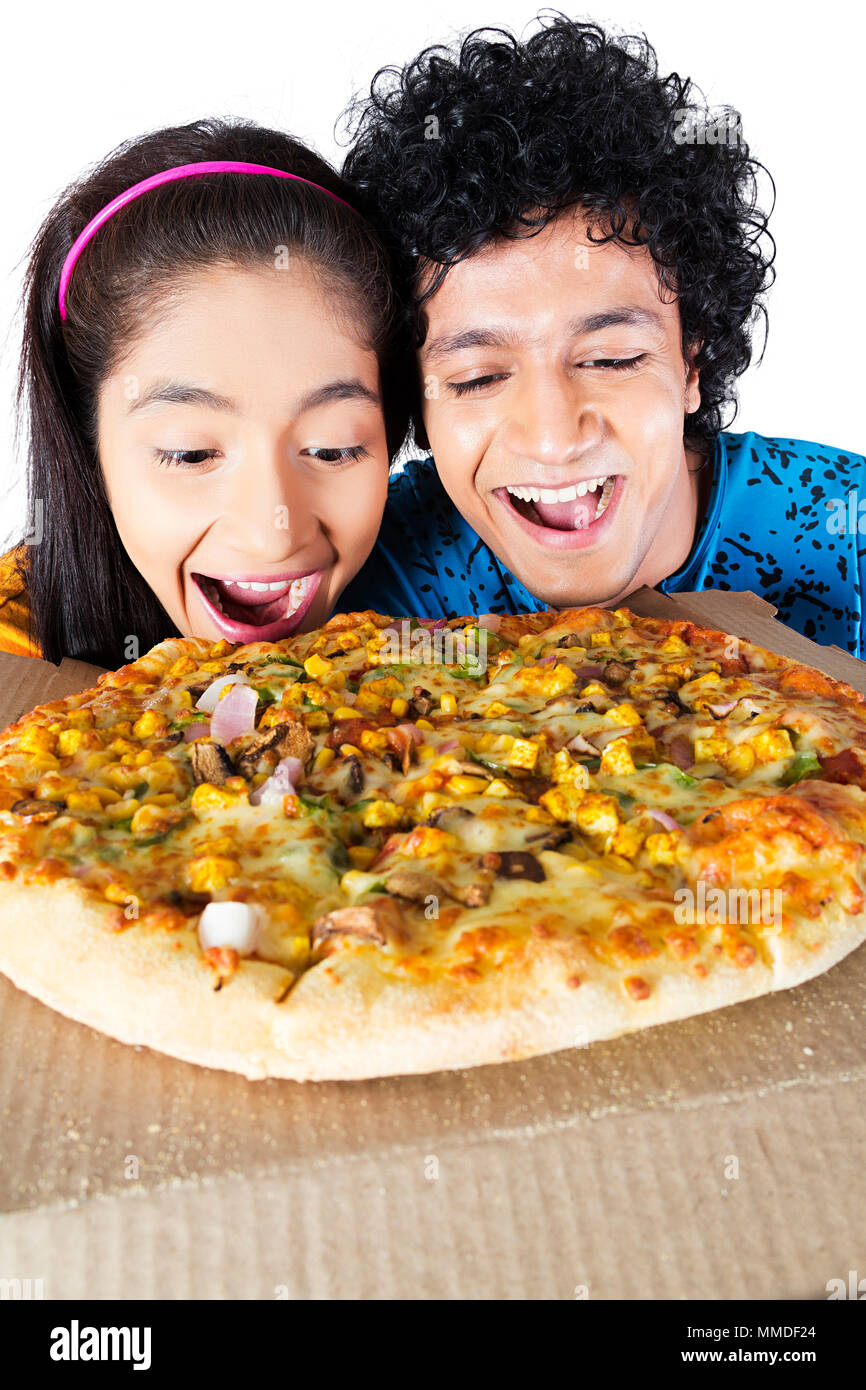 Nahaufnahme zwei jungen Freund hungrig Essen leckere Pizza im Mund zusammenlaufen Stockfoto