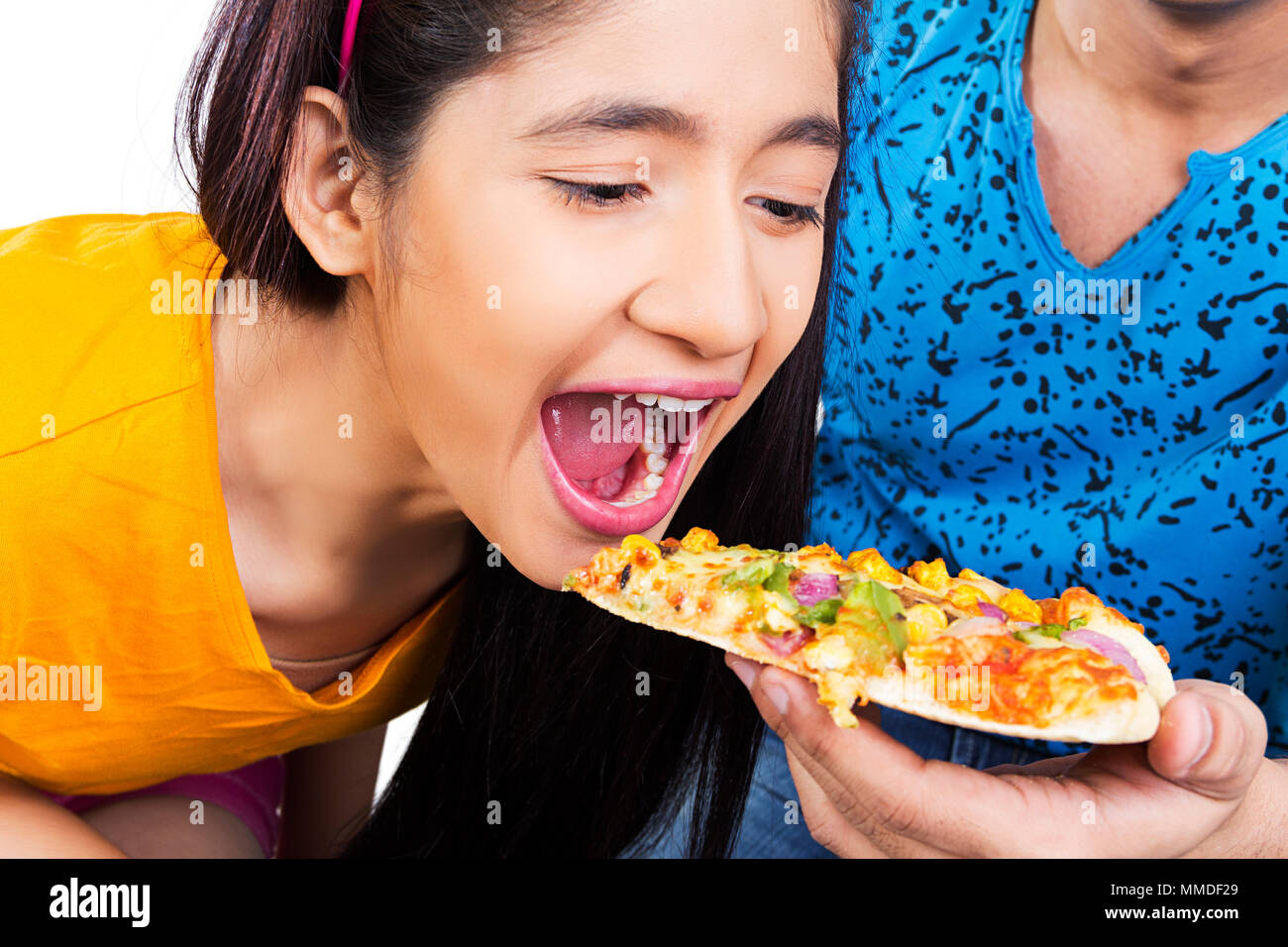 Zwei junge Paar Freund Fütterung Freundin leckere Pizza im Mund zusammenlaufen Stockfoto
