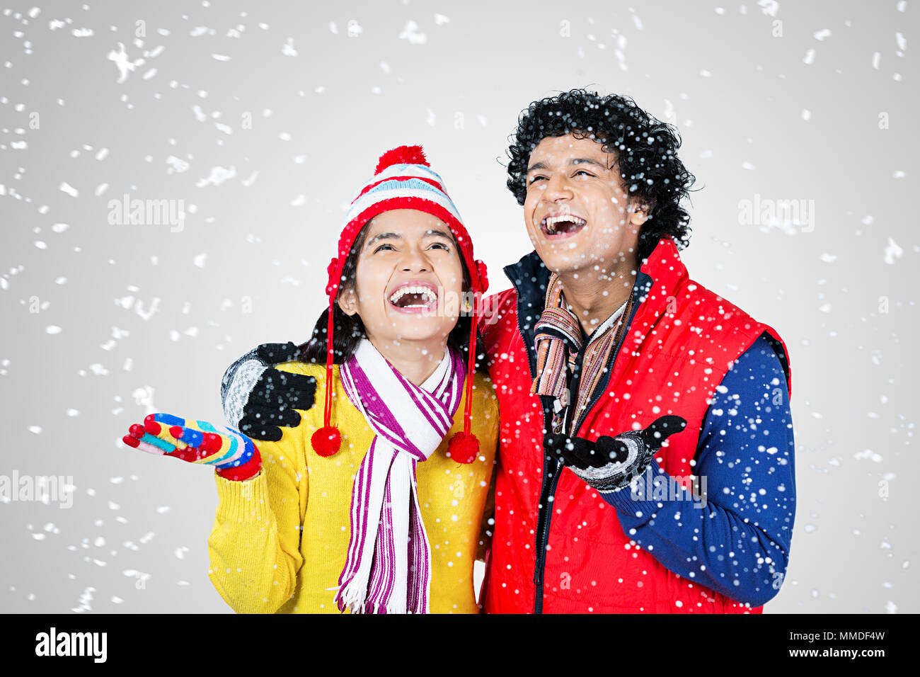 Glückliche Zwei junge Paar fang Schneefall Spaß im Winter während Stockfoto