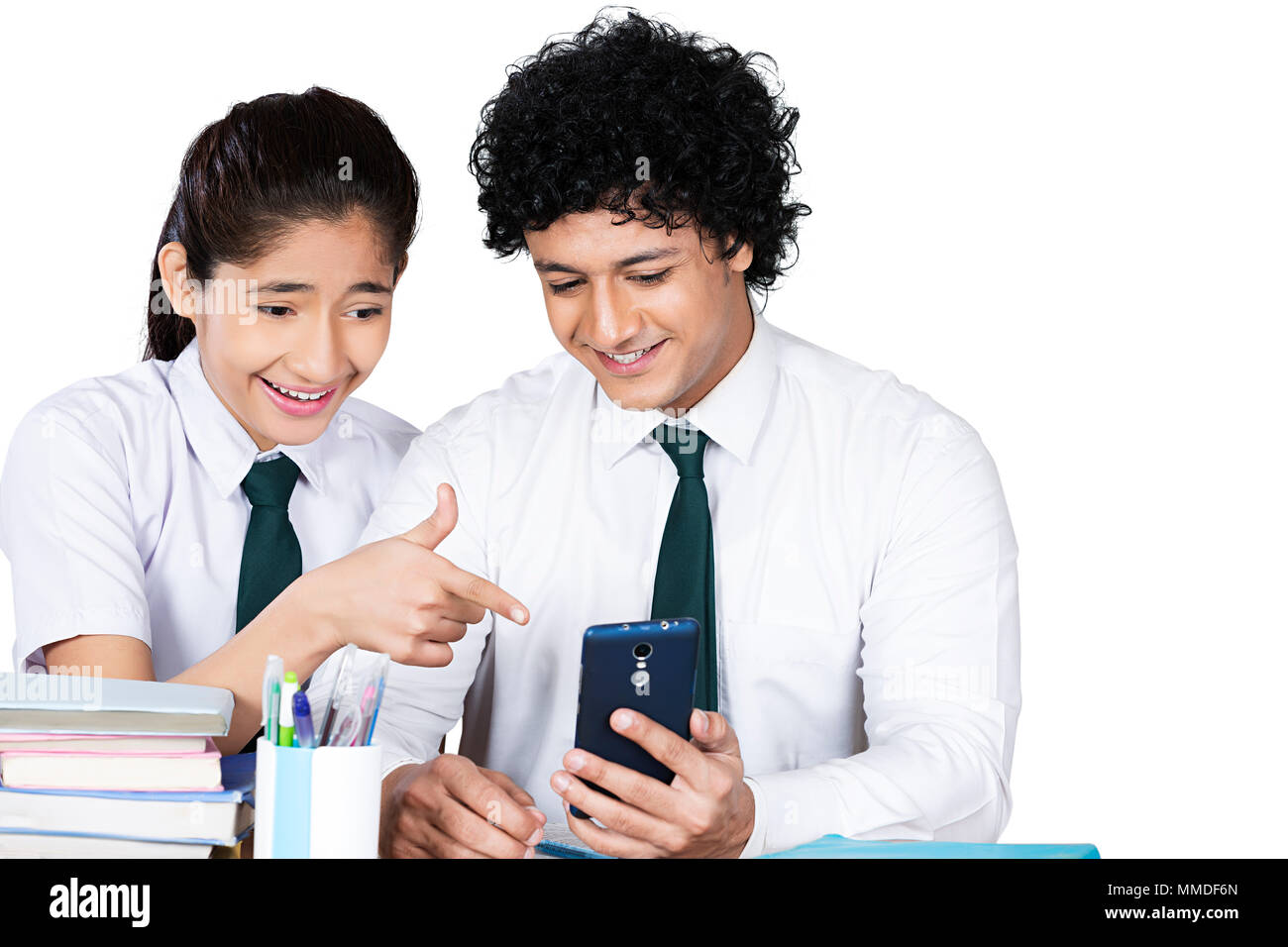 Zwei High-School Freund Studenten teilen Lesung Text-Messaging Handy In-Class Stockfoto