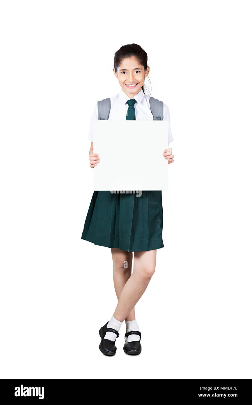Eine High-Girl Schüler halten Message Board weißer Hintergrund Stockfoto