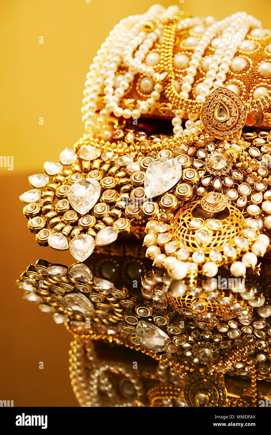 Close-up Fülle Gold Schmuck Halskette mit Box niemand Schmuck Konzept - Stockfoto