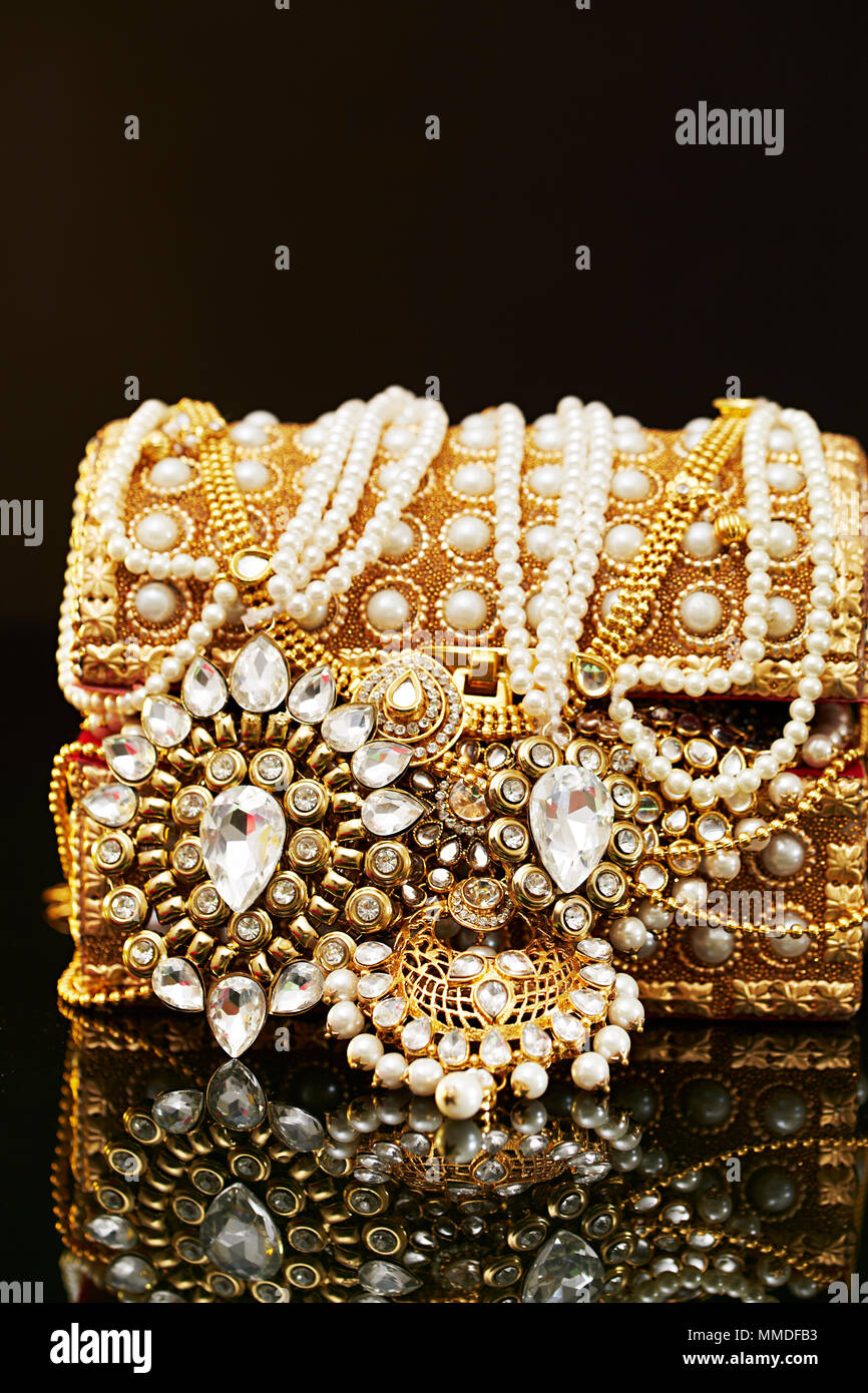 Royalty traditionelles indisches Gold und Diamant Schmuck Halskette mit Box Stockfoto