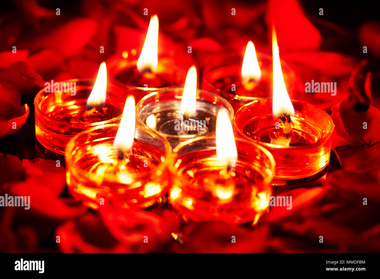 Indian Festival Diwali Feier organisieren Diya Kerzen Licht beleuchteten Niemand Stockfoto