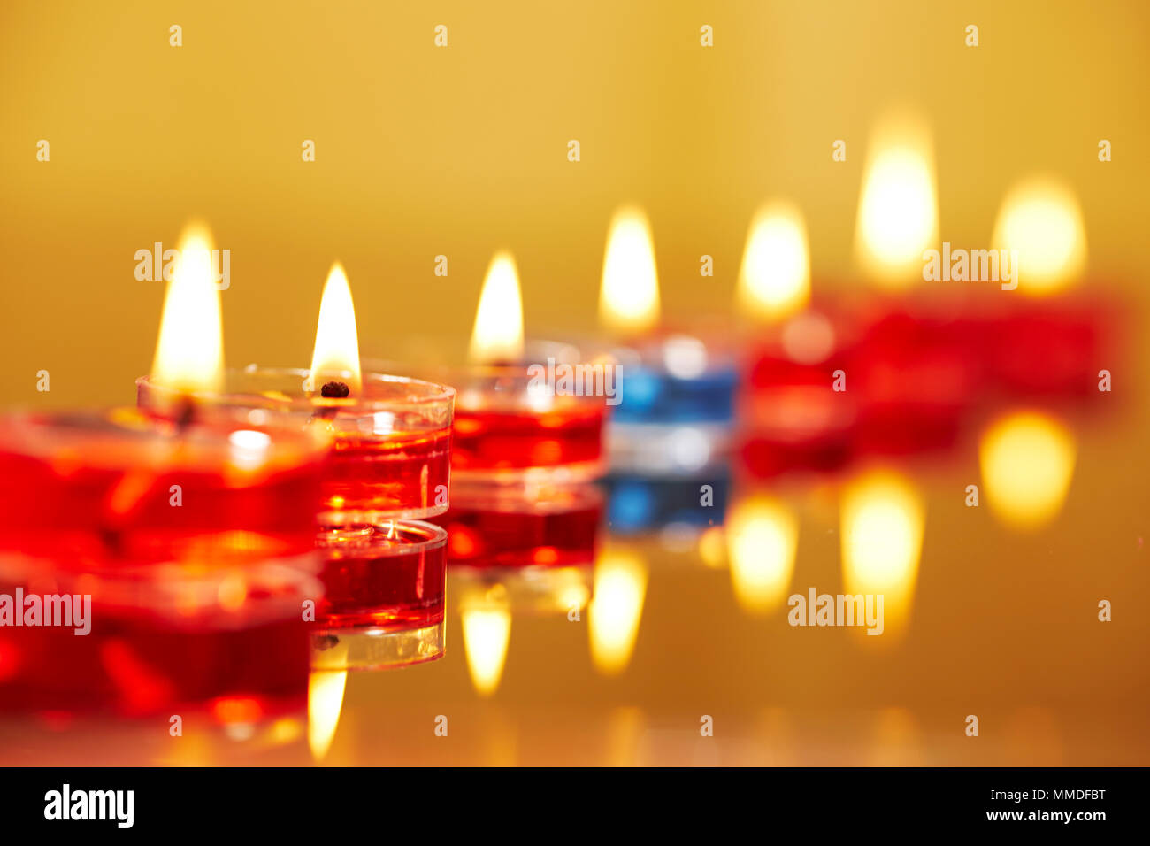 Indian Festival Diwali Anordnen von Warteschlangen Lampen Licht beleuchteten Niemand Stockfoto