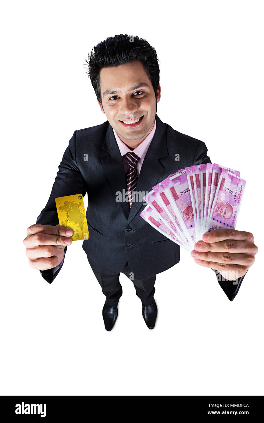 Ein Geschäftsmann mit 2000 Rupie Banknoten mit Debit-Card Kartenlänge Stockfoto