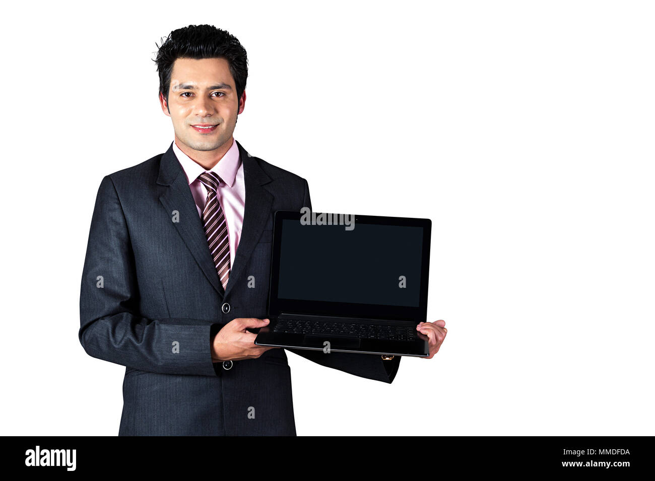 Ein Verkäufer präsentiert brandneue Laptop wird zum Verkauf. Stockfoto