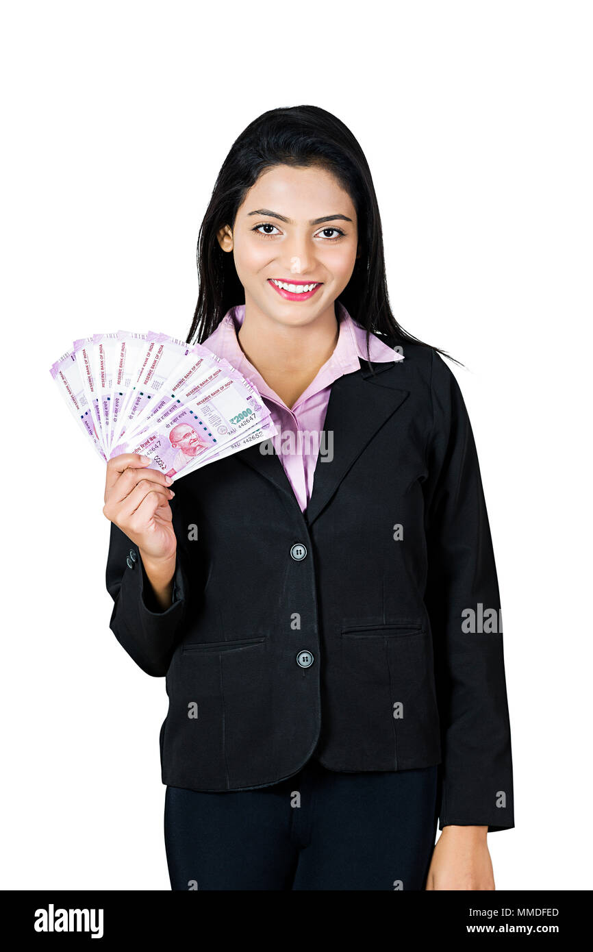 Eine Mitarbeiterin, die indische Währung 2000 Rupie Notizen Stockfoto