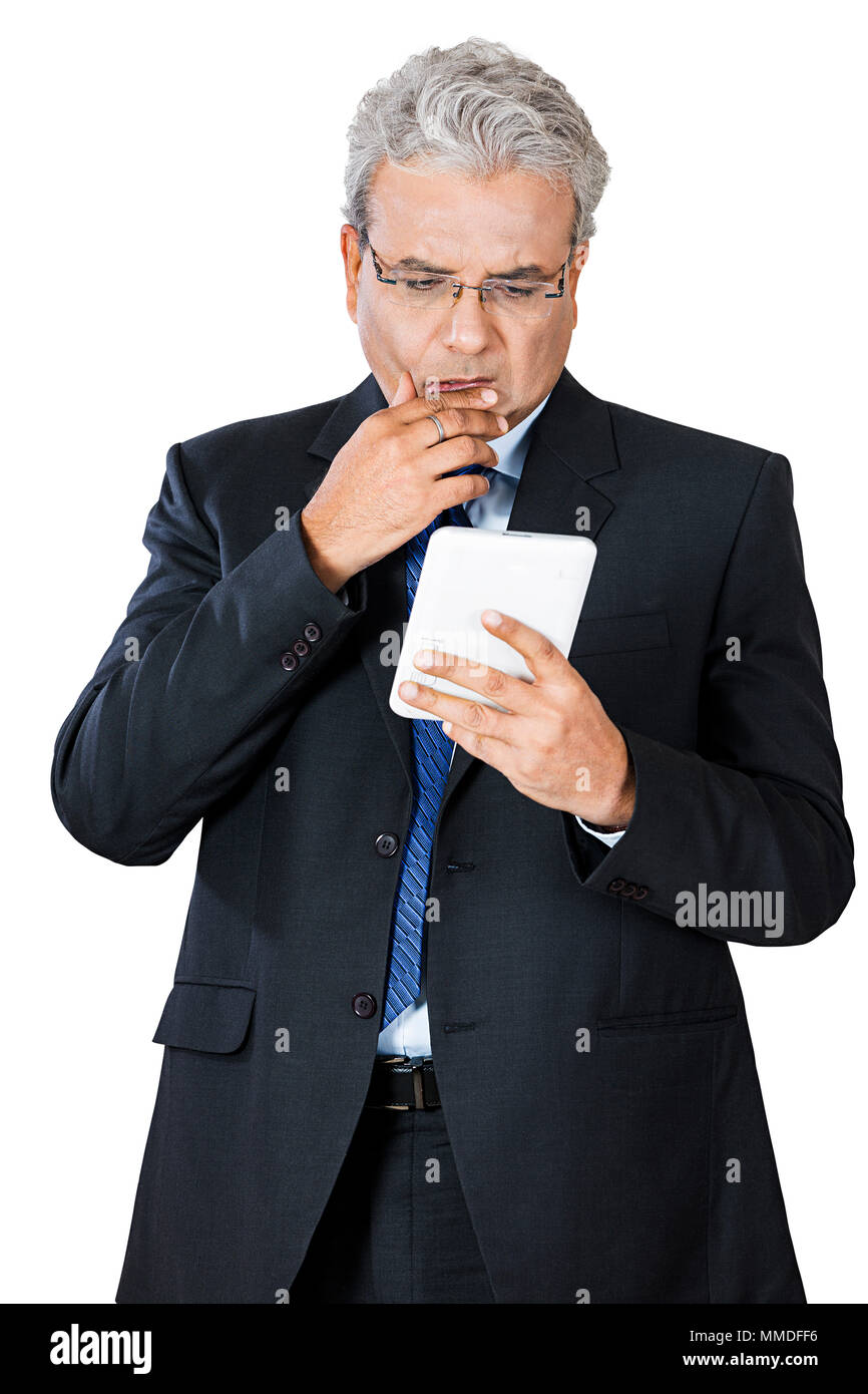 Ein altes Geschäft männlichen Arbeitgeber lesen Text-Messaging auf mobilen Tablet-Pc Stockfoto