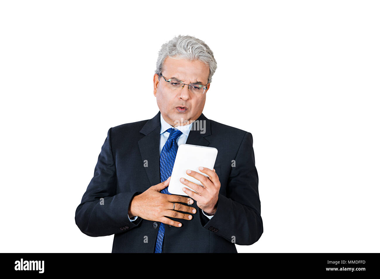 Angst ein Älterer Geschäftsmann lesen Text-Message Mobile Tablet-Pc Badnews Business-Loss Stockfoto