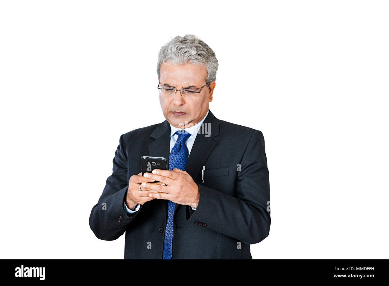 Ernst Senior Business mann lesen Text-Message auf Handy Stockfoto