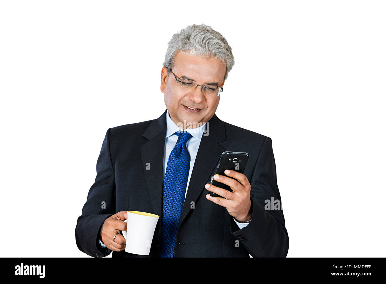 Ein altes Geschäft männlichen Lesen Text-Message Mobile-Phone und Tee trinken. Stockfoto